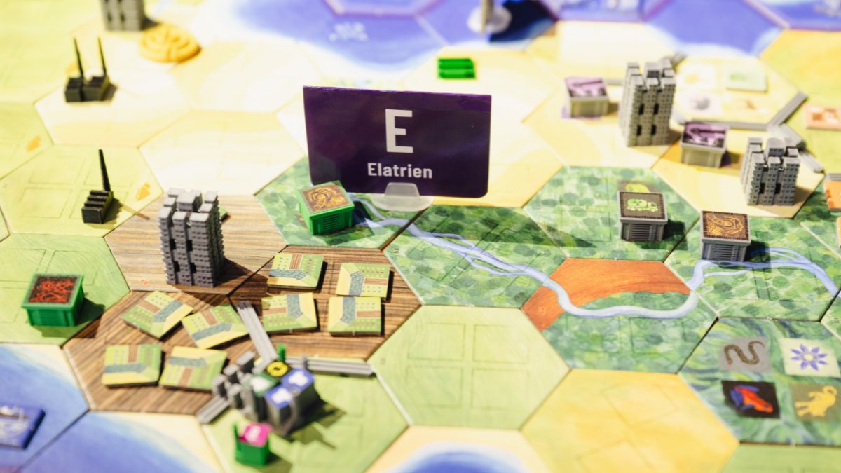 Nahaufnahme eines Spielbretts mit dem Schriftzug Elatrien und Spielelementen