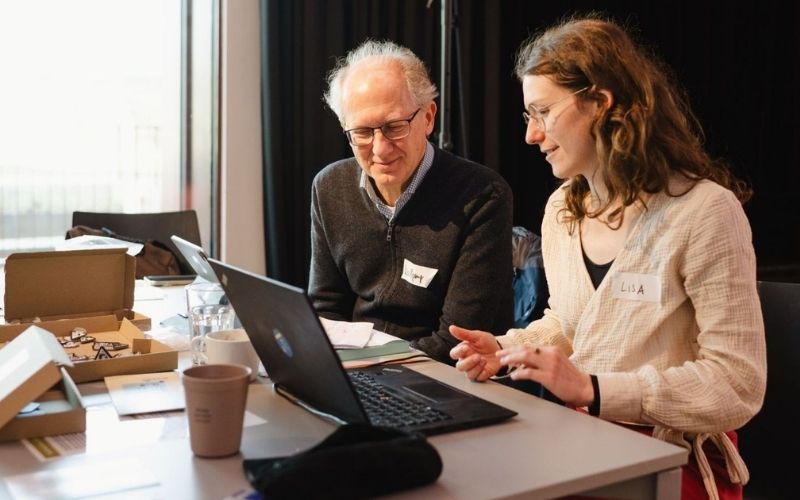 &Auml;lterer Mann und junge Frau arbeiten gemeinsam an einem Laptop