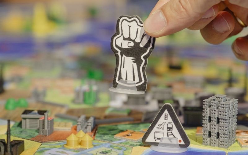 Spielfigur in Form einer Faust auf dem Weltklimaspiel-Spielbrett