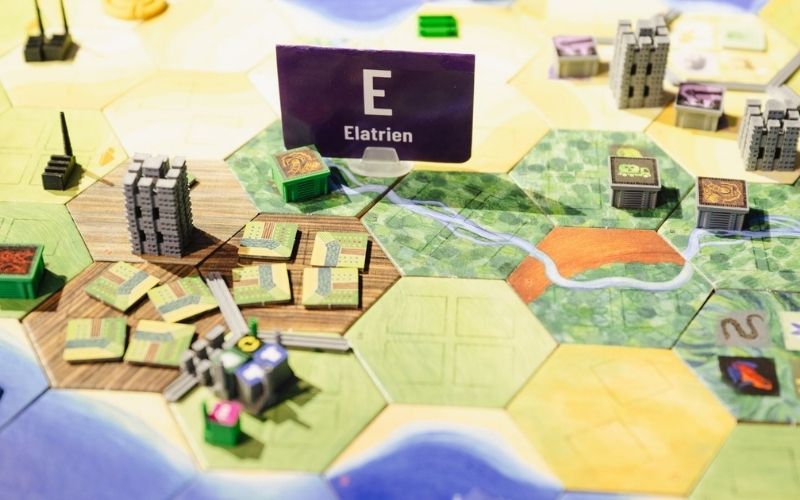Nahaufnahme des Weltklimaspiel-Spielbretts mit Spielelementen und L&auml;nderkarte